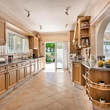 Villa Sleeps 8 With Pool Air Con And Wifi