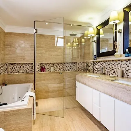 Sleeps 8 With Pool Air Con And Wifi